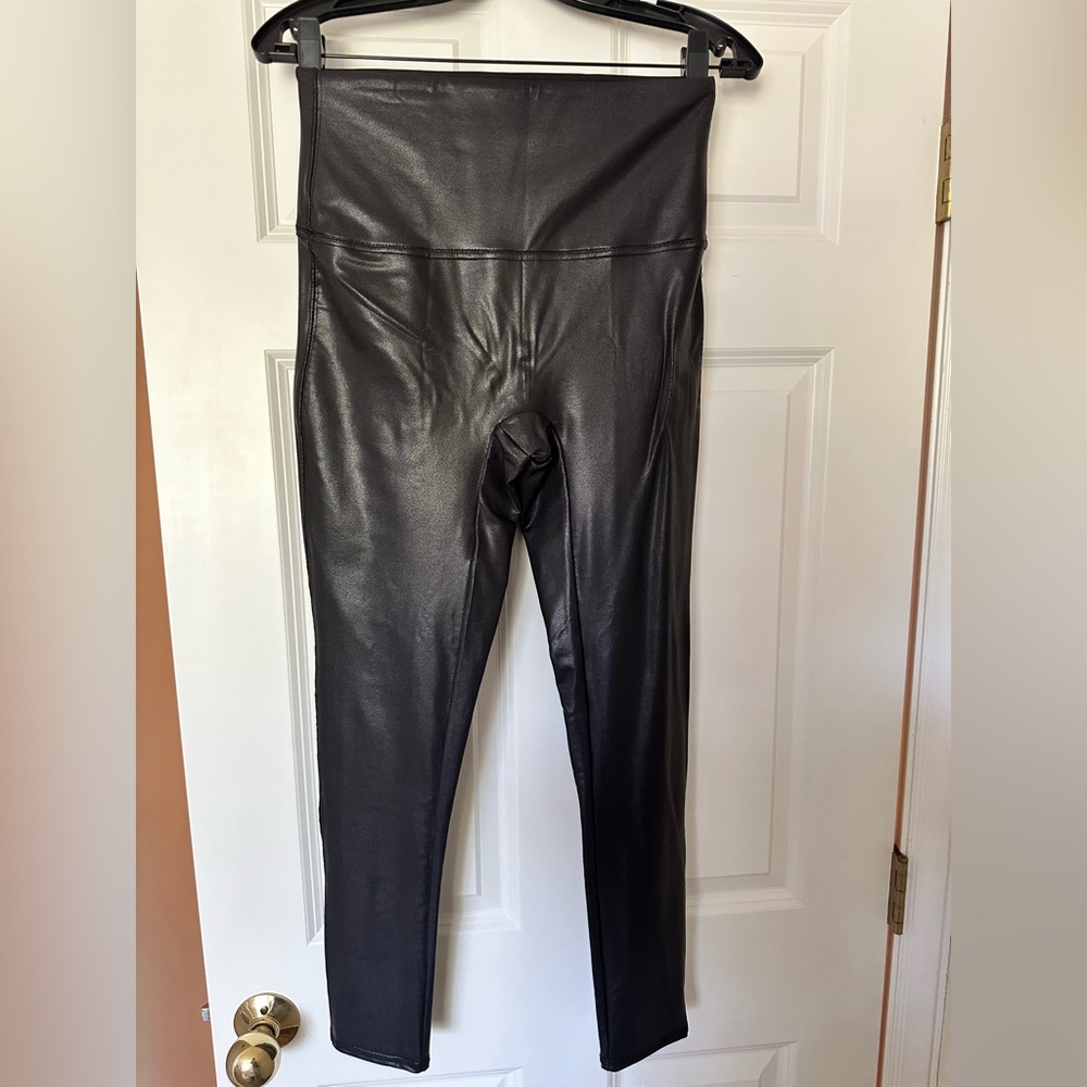NWOT* Jane and Bleecker Black Shine Stretch Leggings - Size XL